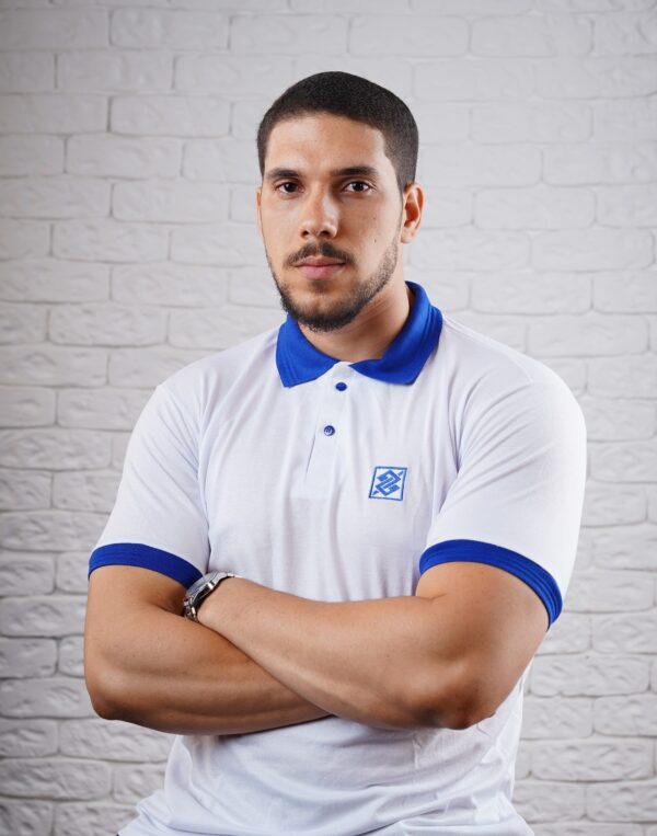 Camiseta Polo BB na cor Branca com símbolo bordado na cor Azul com punho e gola na cor Azul - Imagem 2