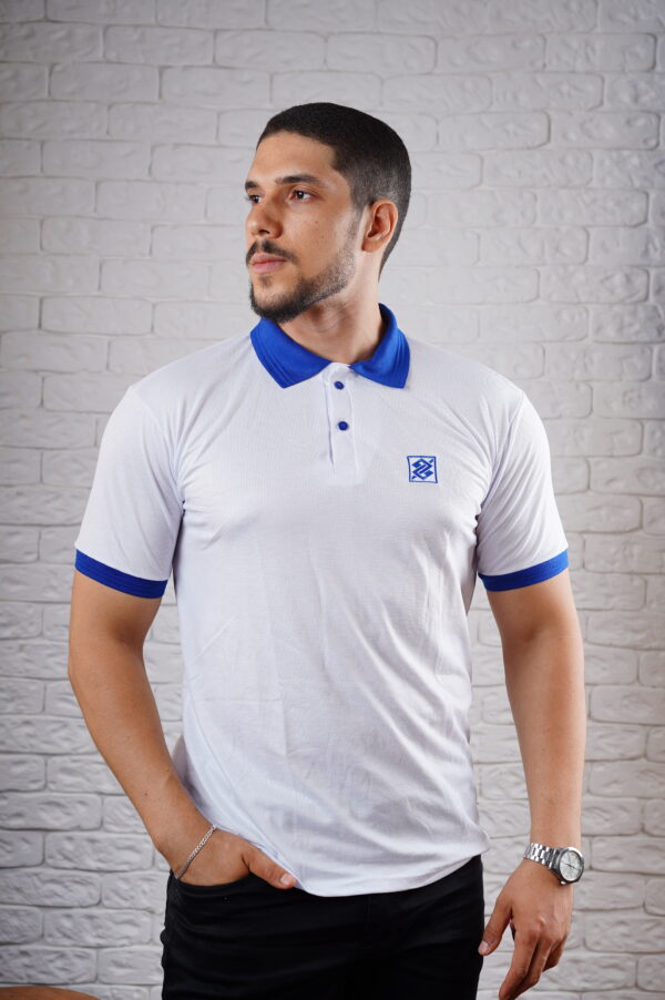 Camiseta Polo BB na cor Branca com símbolo bordado na cor Azul com punho e gola na cor Azul - Imagem 3