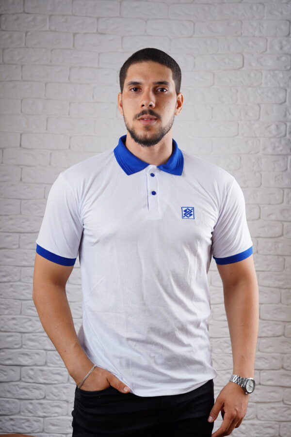 Camiseta Polo BB na cor Branca com símbolo bordado na cor Azul com punho e gola na cor Azul