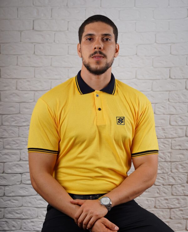 Camiseta Polo BB na cor Amarelo Ouro com símbolo bordado na cor Azul Marinho com friso na gola e punho de cor Azul Marinho - Imagem 2