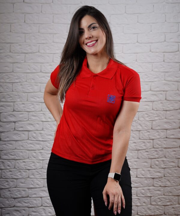 Camiseta Polo Feminina na cor Vermelho com símbolo bordado na cor Azul - Imagem 2