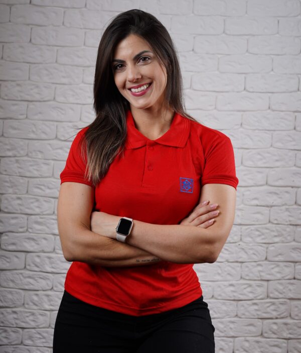 Camiseta Polo Feminina na cor Vermelho com símbolo bordado na cor Azul