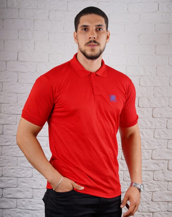 Camiseta Polo BB na cor Vermelho com símbolo bordado na cor Azul - Imagem 3