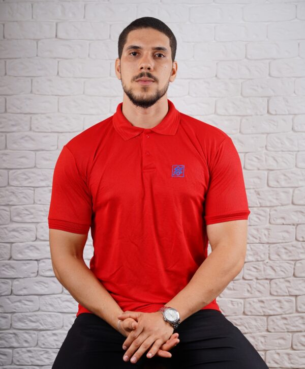 Camiseta Polo BB na cor Vermelho com símbolo bordado na cor Azul