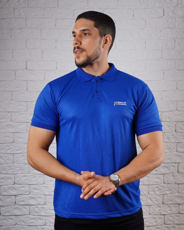 Camiseta Polo BNB na cor Azul Royal com símbolo bordado na cor Branca - Imagem 2