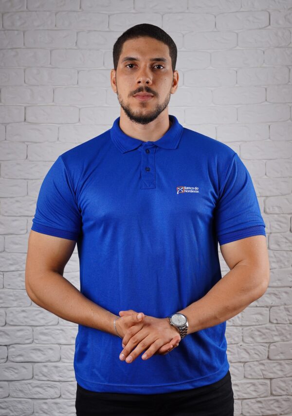 Camiseta Polo BNB na cor Azul Royal com símbolo bordado na cor Branca - Imagem 3