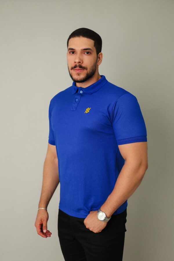 Camiseta Polo BB na cor Azul Royal com símbolo bordado na cor Amarelo