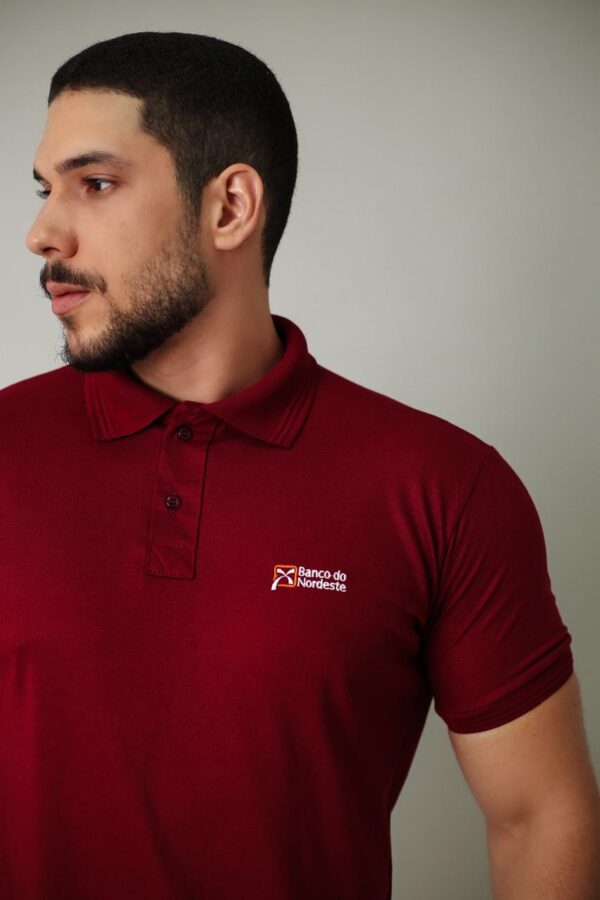 Camiseta Polo BNB na cor Bordô com símbolo bordado na cor Branco - Imagem 2