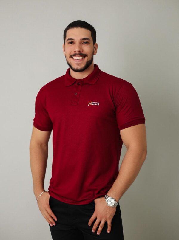 Camiseta Polo BNB na cor Bordô com símbolo bordado na cor Branco