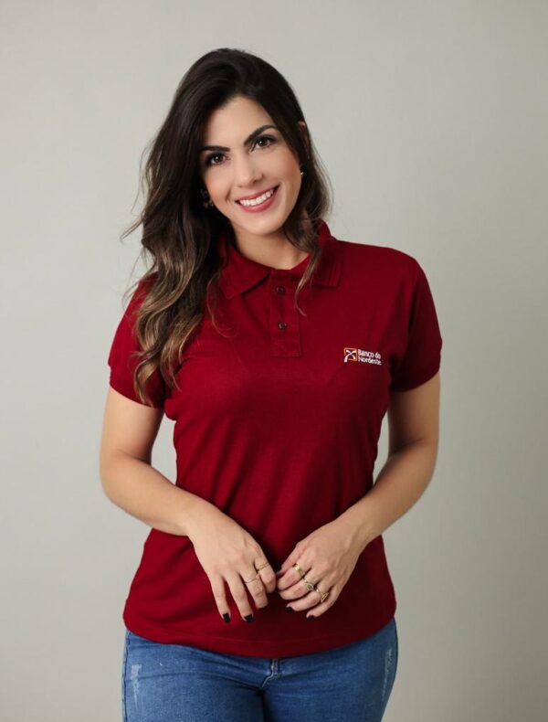 Camiseta Polo BNB na cor Bordô com símbolo bordado na cor Branco
