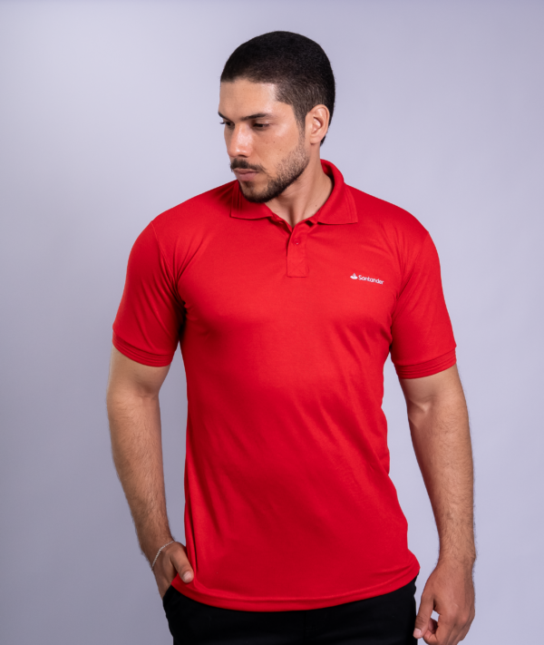 Camiseta Polo Santander na cor Vermelho com símbolo bordado na cor Branca