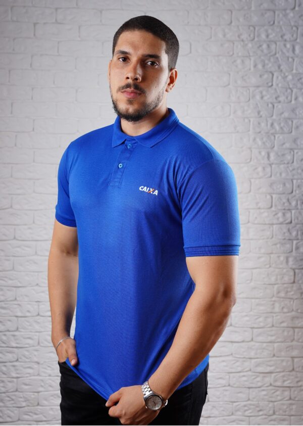 Camiseta Polo CEF na cor Azul Royal com símbolo bordado na cor branca e detalhe Alaranjada