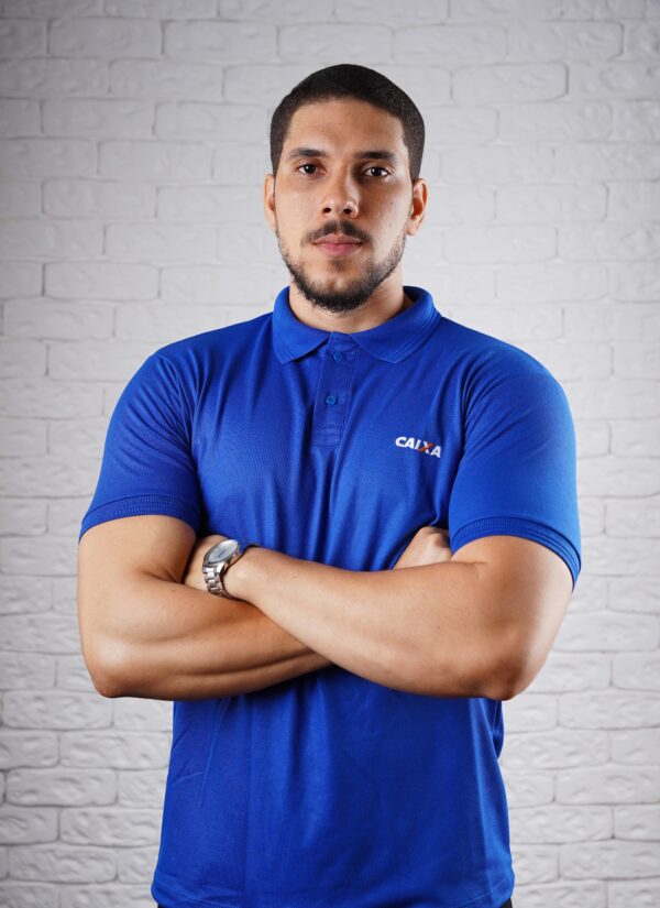 Camiseta Polo CEF na cor Azul Royal com símbolo bordado na cor branca e detalhe Alaranjada - Imagem 2