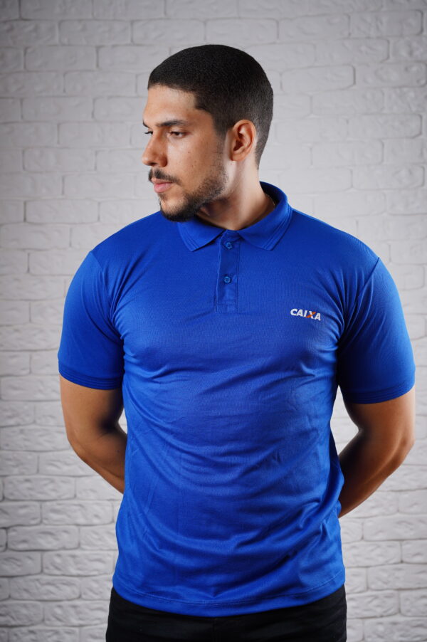 Camiseta Polo CEF na cor Azul Royal com símbolo bordado na cor branca e detalhe Alaranjada - Imagem 3