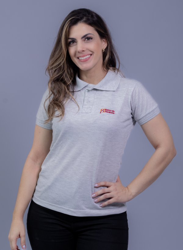 Camiseta Polo BNB na cor Mescla Gelo com símbolo bordado na cor Vermelho - Imagem 3