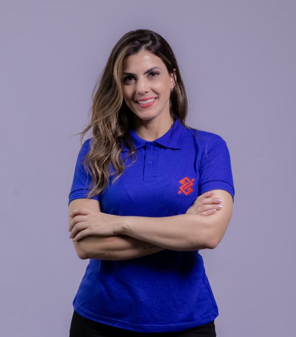 Camiseta Polo BB na cor Azul Royal com símbolo bordado na cor Vermelho