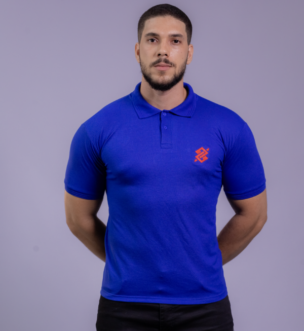 Camiseta Polo BB na cor Azul Royal com símbolo bordado na cor Vermelho