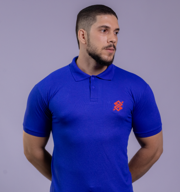 Camiseta Polo BB na cor Azul Royal com símbolo bordado na cor Vermelho - Imagem 2