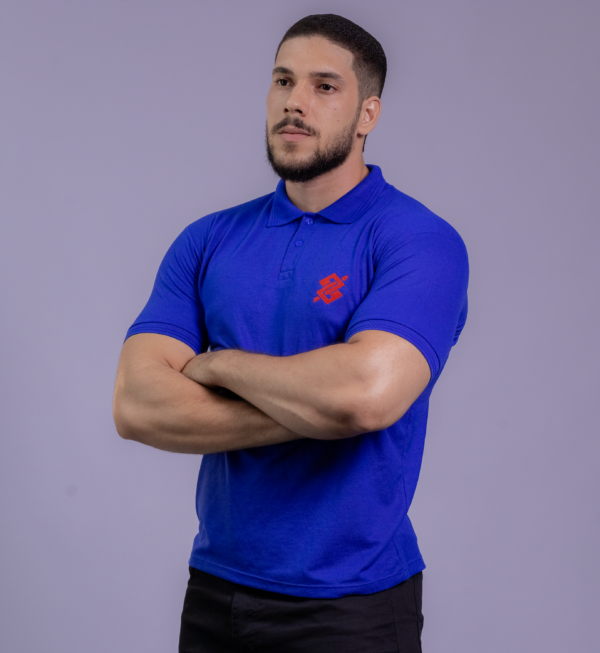 Camiseta Polo BB na cor Azul Royal com símbolo bordado na cor Vermelho - Imagem 3