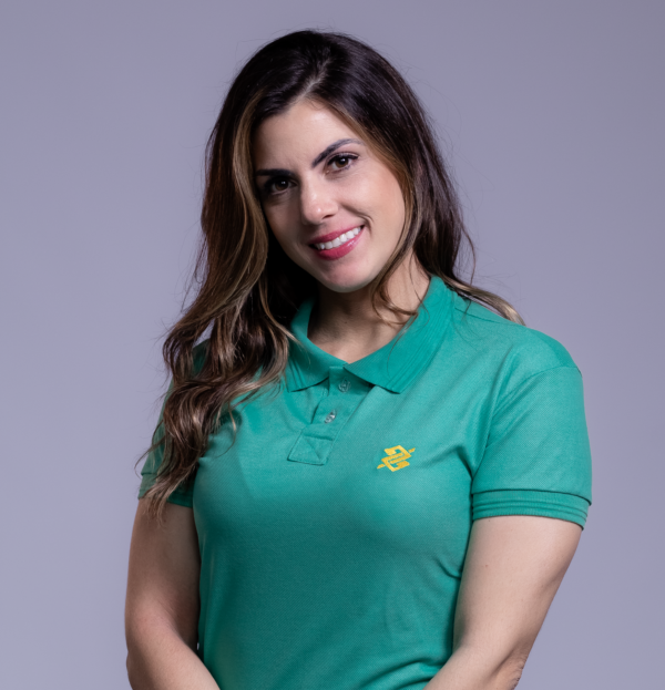 Camiseta Polo BB na cor Verde Esmeralda com símbolo bordado na cor Amarelo - Imagem 3