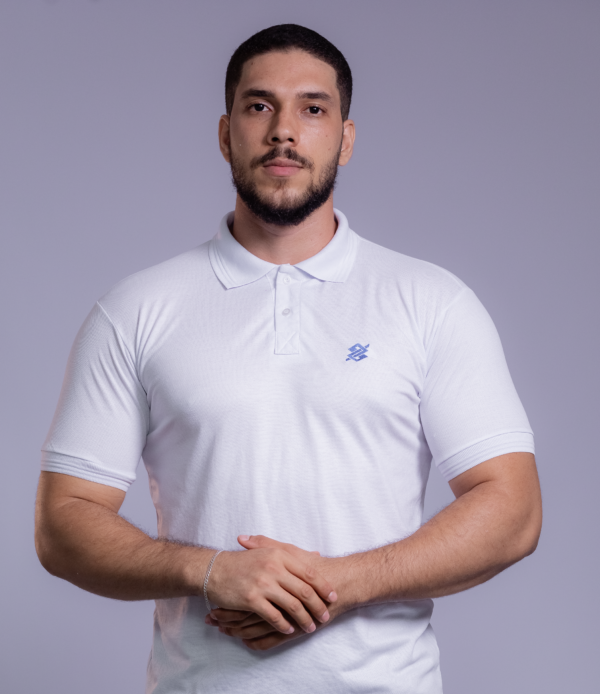 Camiseta Polo BB na cor Branca com símbolo bordado na cor Azul