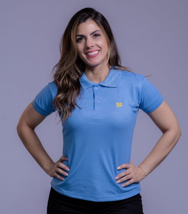 Camiseta Polo BB na cor Azul Etna com símbolo bordado na cor Amarelo