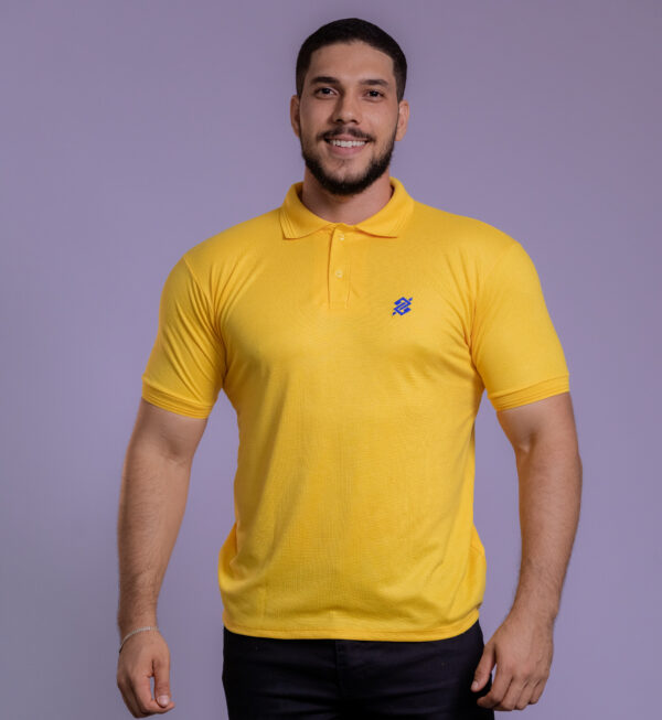 Camiseta Polo BB na cor Amarelo Ouro com símbolo bordado na cor Azul