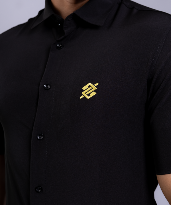 Camisa Social Manga Curta modelagem Slim na cor Black - Imagem 2
