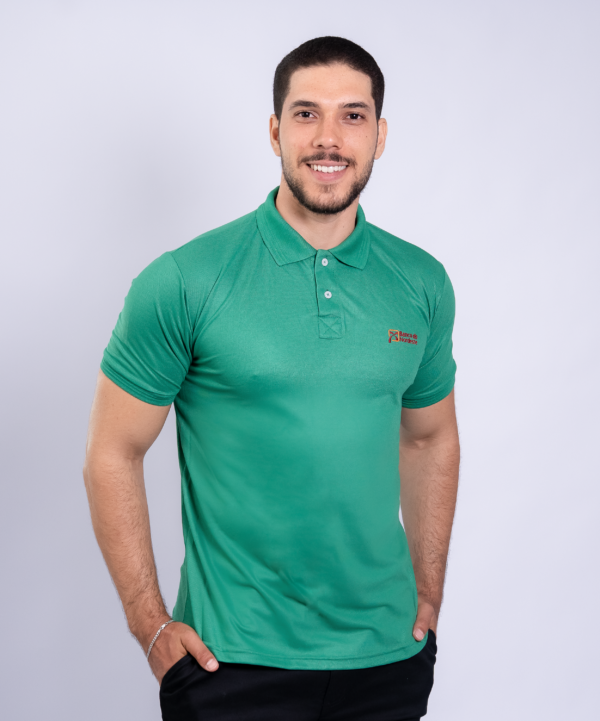 Camiseta Polo Banco do Nordeste na cor Verde Bandeira com símbolo bordado na cor Vinho - Imagem 3
