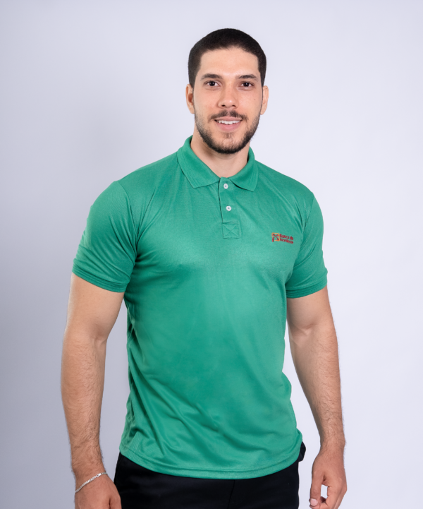 Camiseta Polo Banco do Nordeste na cor Verde Bandeira com símbolo bordado na cor Vinho