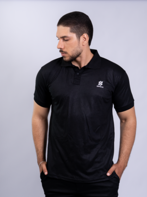 Camiseta Polo BB Estilo na cor Preta com símbolo bordado na cor Branca