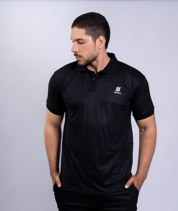 Camiseta Polo BB Estilo na cor Preta com símbolo bordado na cor Branca