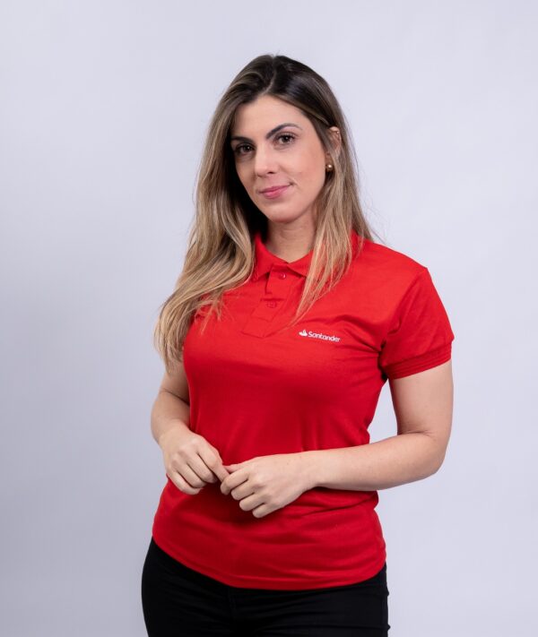 Camiseta Polo Santander na cor Vermelho com símbolo bordado na cor Branca - Imagem 2