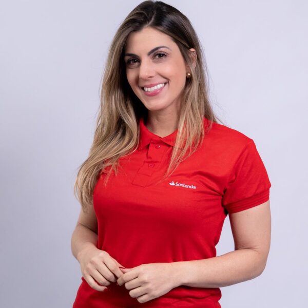 Camiseta Polo Santander na cor Vermelho com símbolo bordado na cor Branca