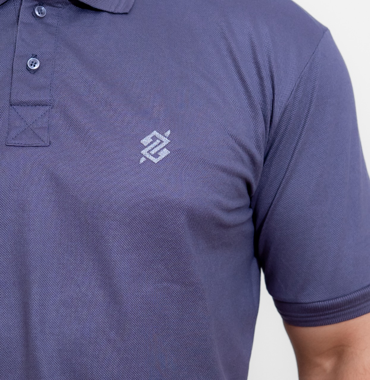 Camiseta Polo Banco do Brasil na cor Chumbo com símbolo bordado na cor Alumínio - Imagem 2