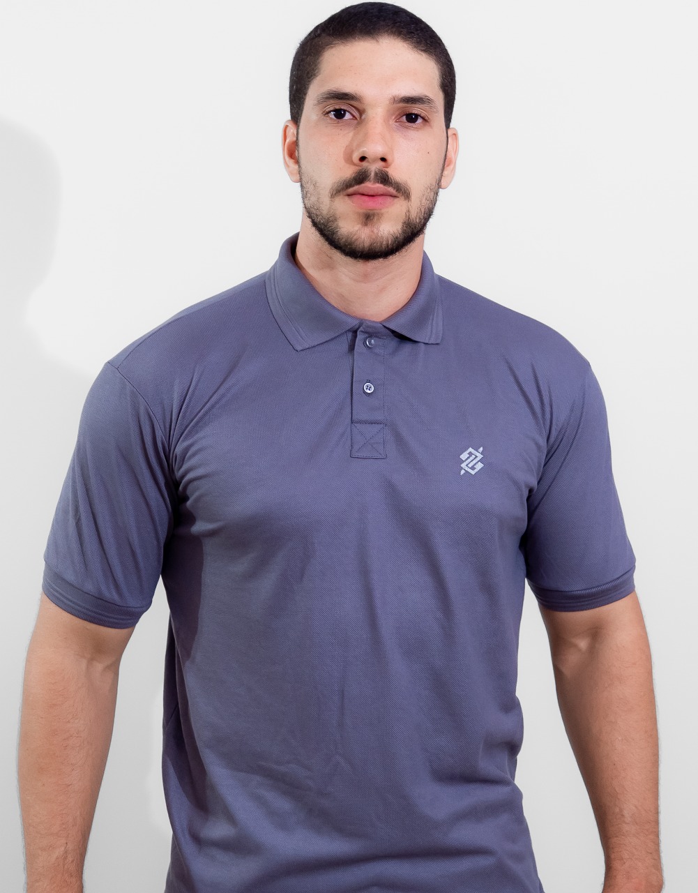 Camiseta Polo Banco do Brasil na cor Chumbo com símbolo bordado na cor Alumínio - Imagem 3