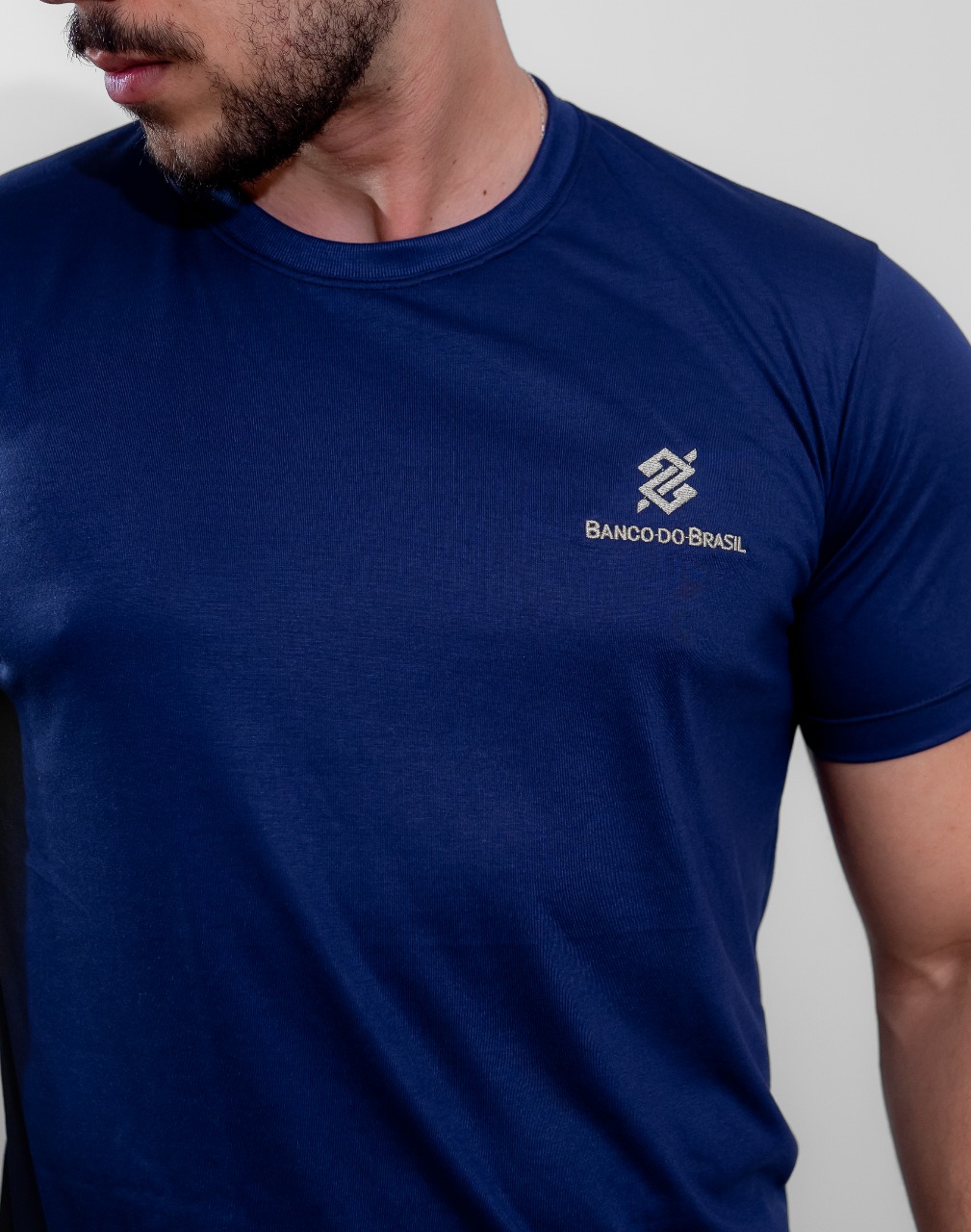 Camiseta Gola Redonda Banco do Brasil na cor Azul Marinho com símbolo bordado na cor Dourado - Imagem 2