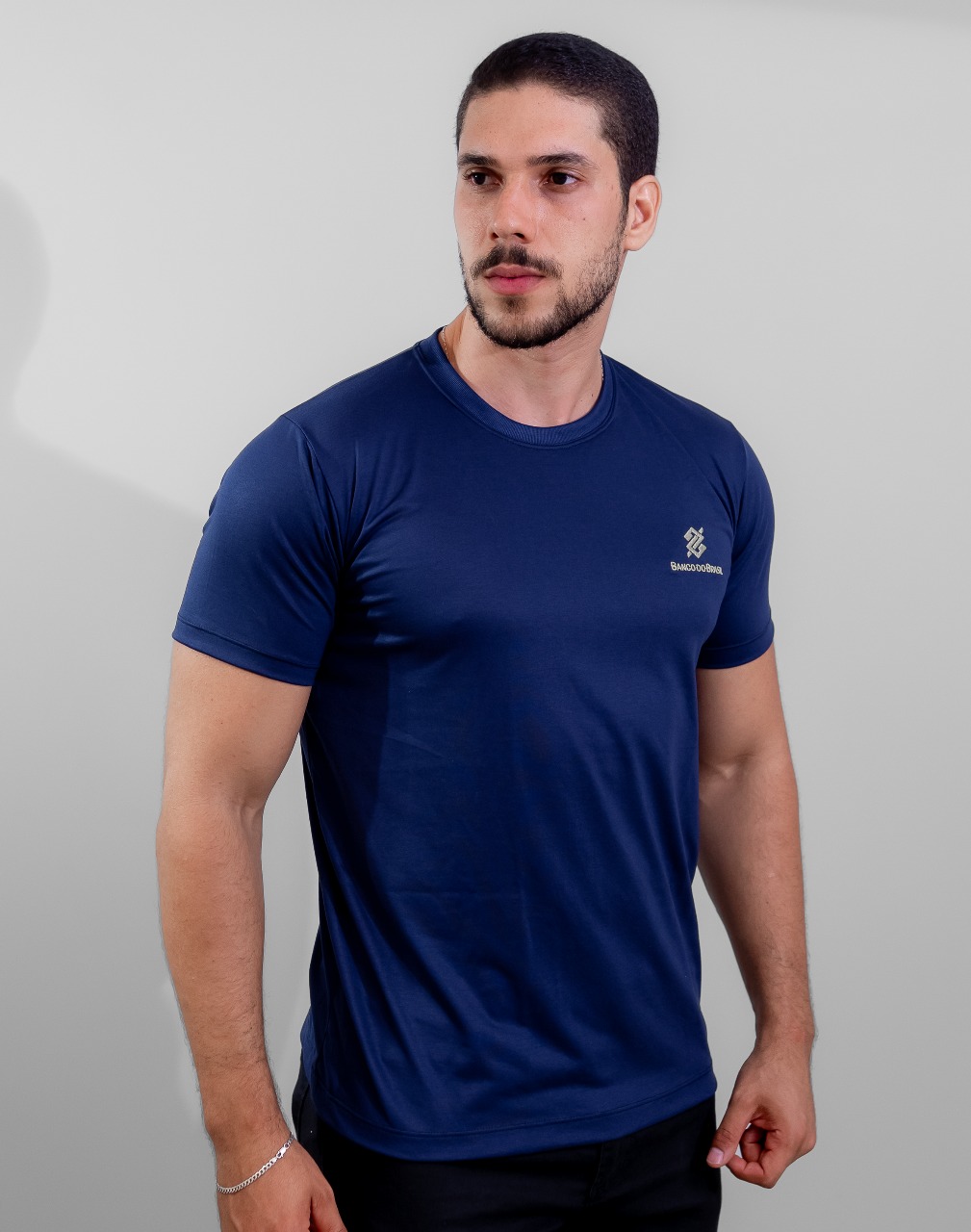 Camiseta Gola Redonda Banco do Brasil na cor Azul Marinho com símbolo bordado na cor Dourado
