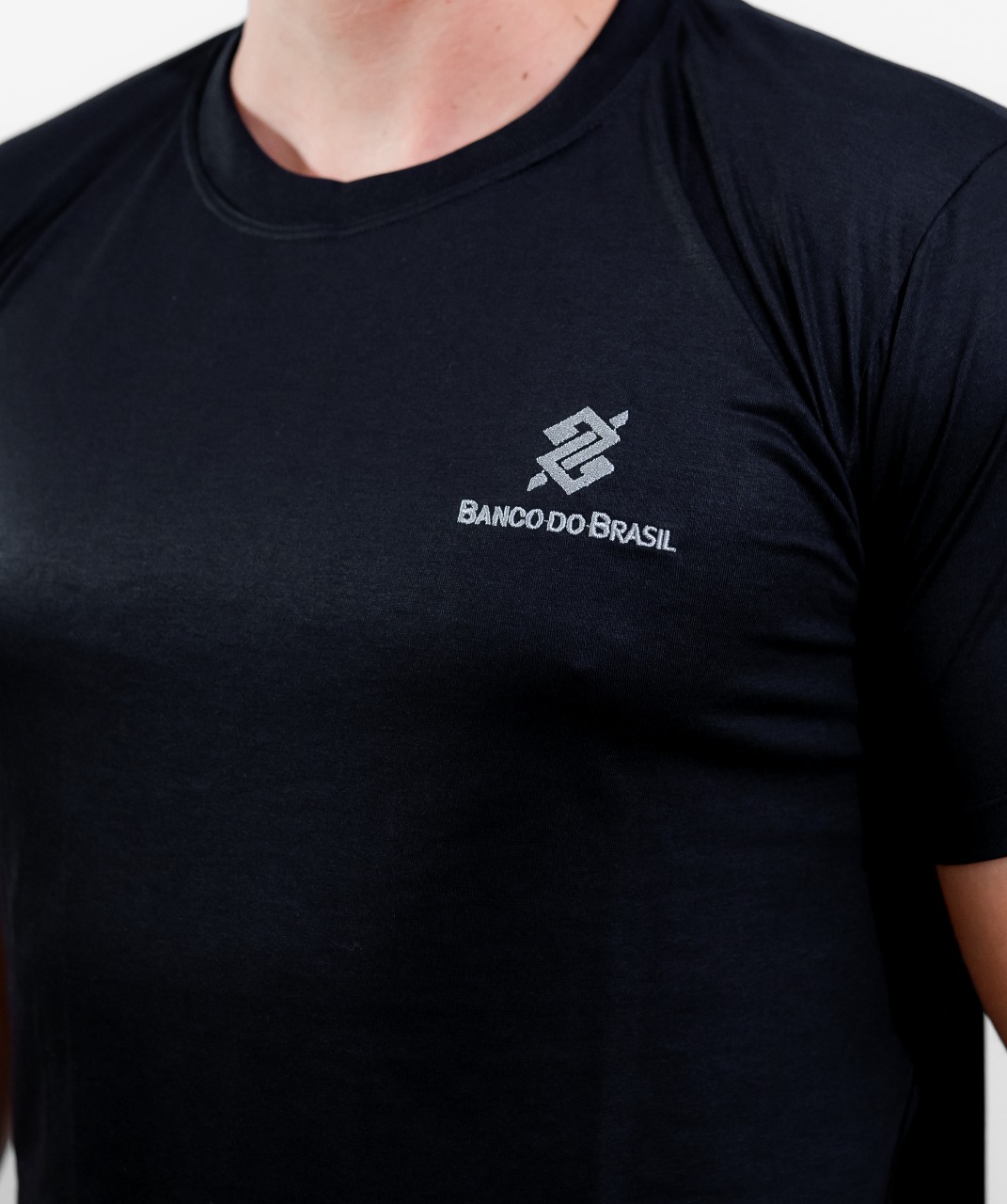 Camiseta Gola Redonda Banco do Brasil na cor Preta com símbolo bordado na cor Prata - Imagem 2