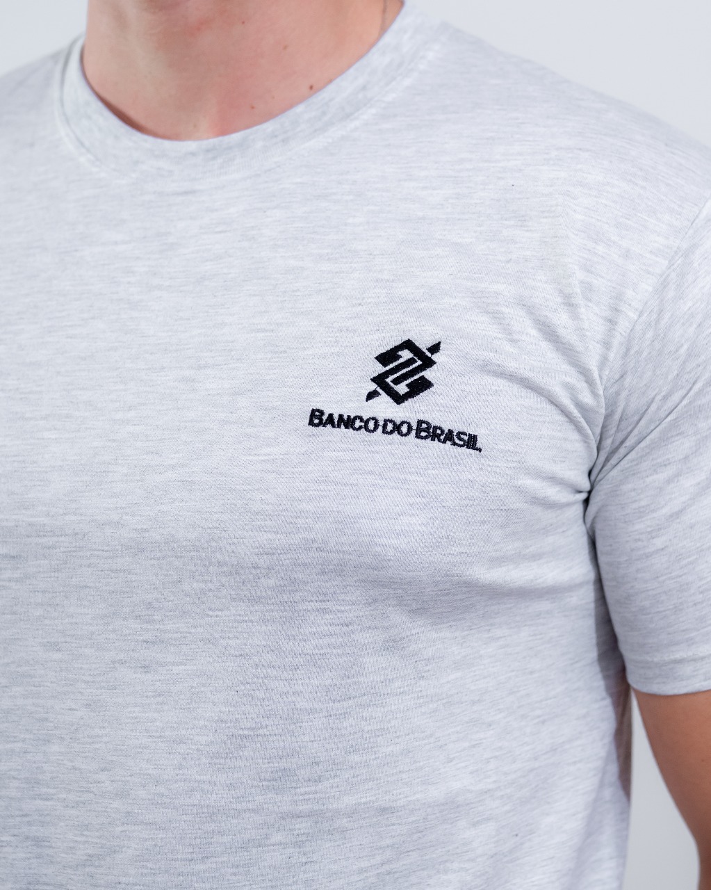 Camiseta Gola Redonda Banco do Brasil na cor Mescla Gelo com símbolo bordado na cor Preta - Imagem 2