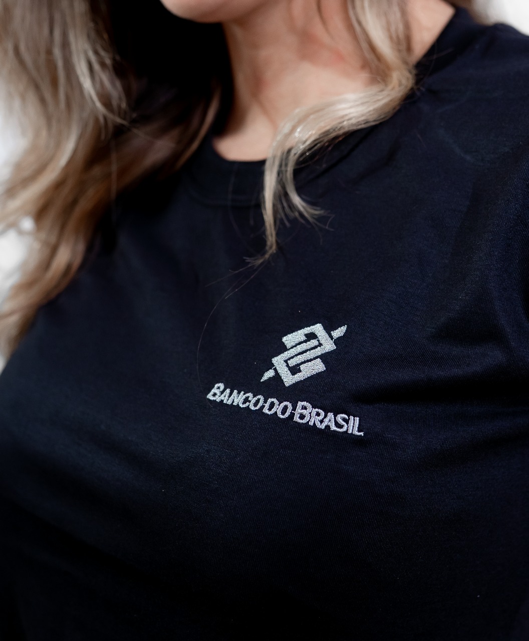 Camiseta Gola Redonda Banco do Brasil na cor Preta com símbolo bordado na cor Prata - Imagem 2