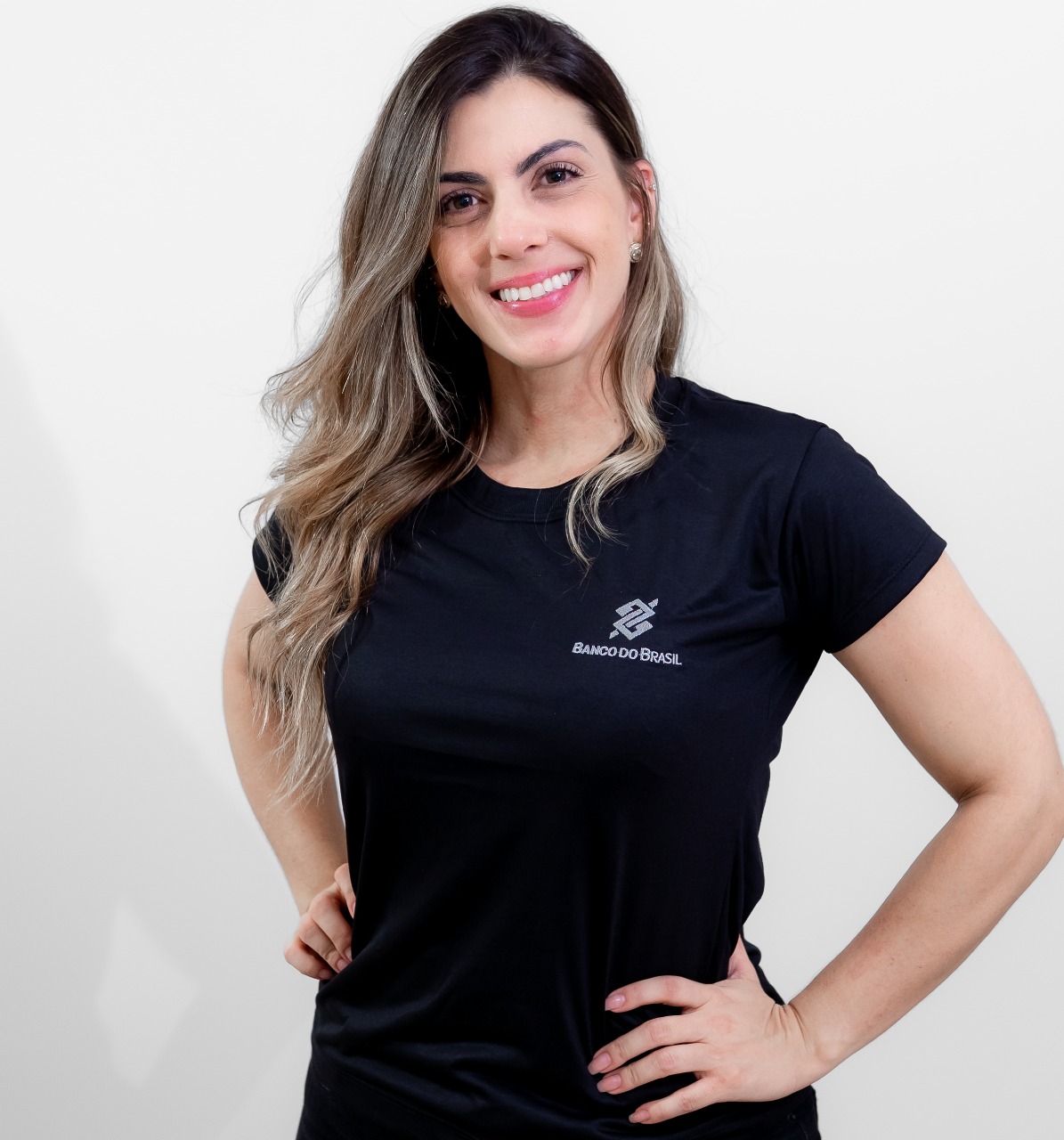 Camiseta Gola Redonda Banco do Brasil na cor Preta com símbolo bordado na cor Prata